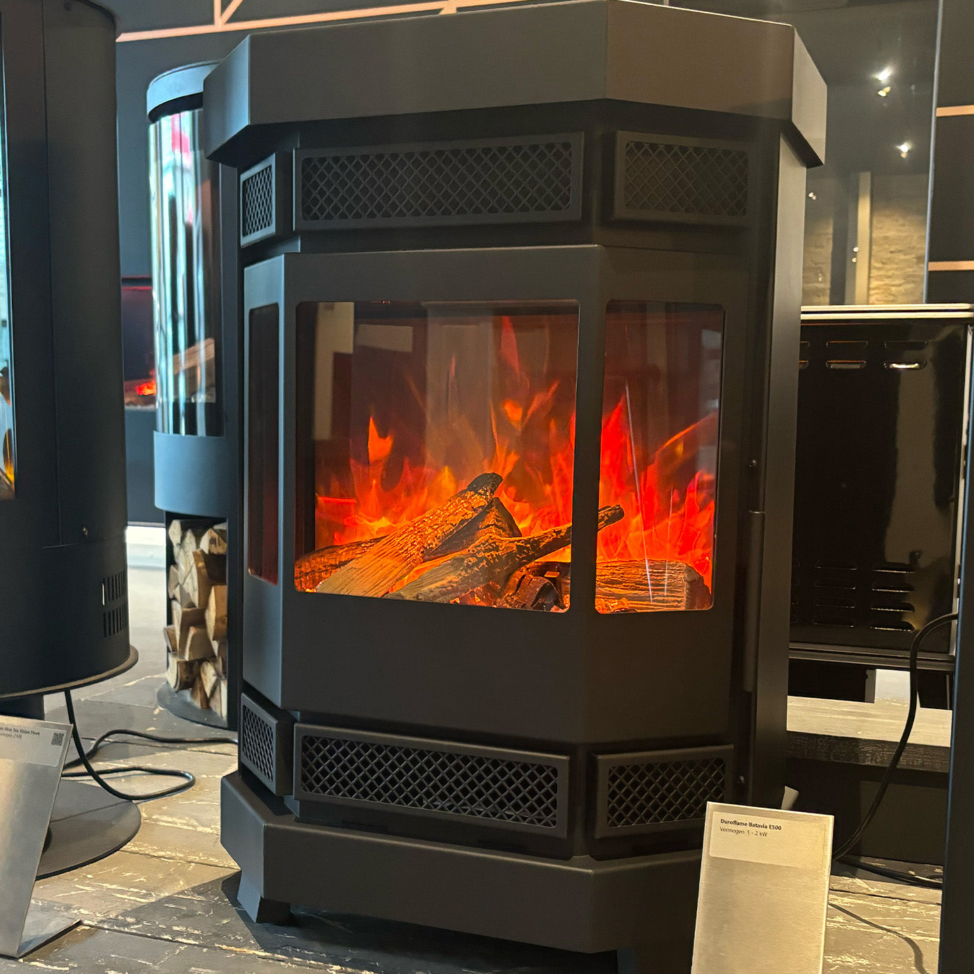 Duroflame Batavia E500 zwarte haard met vlammen in showroom
