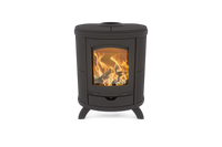 Altech Eclips Basis houtkachel met brandend vuur op witte achtergrond