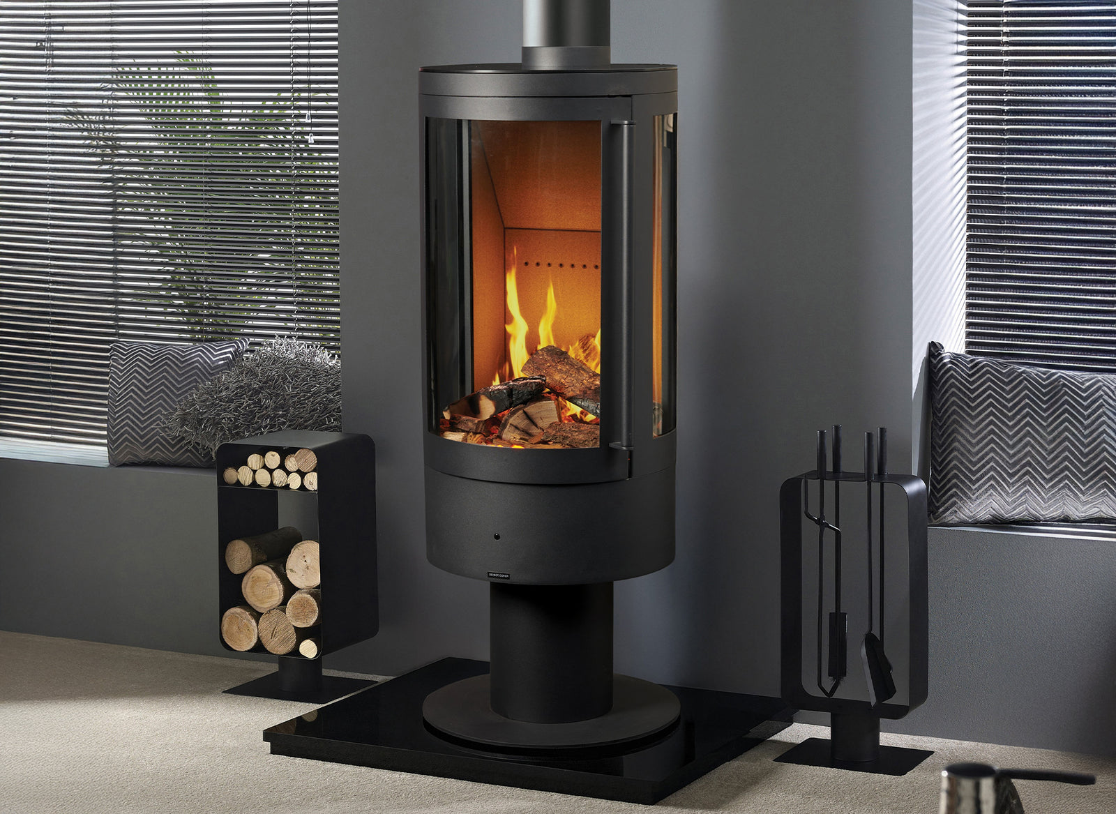 Fair Fires Elegance houtkachel in moderne woonkamer met brandend vuur