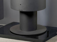 Fair Fires Elegance op zwarte showroomvloer, close-up van ronde basis