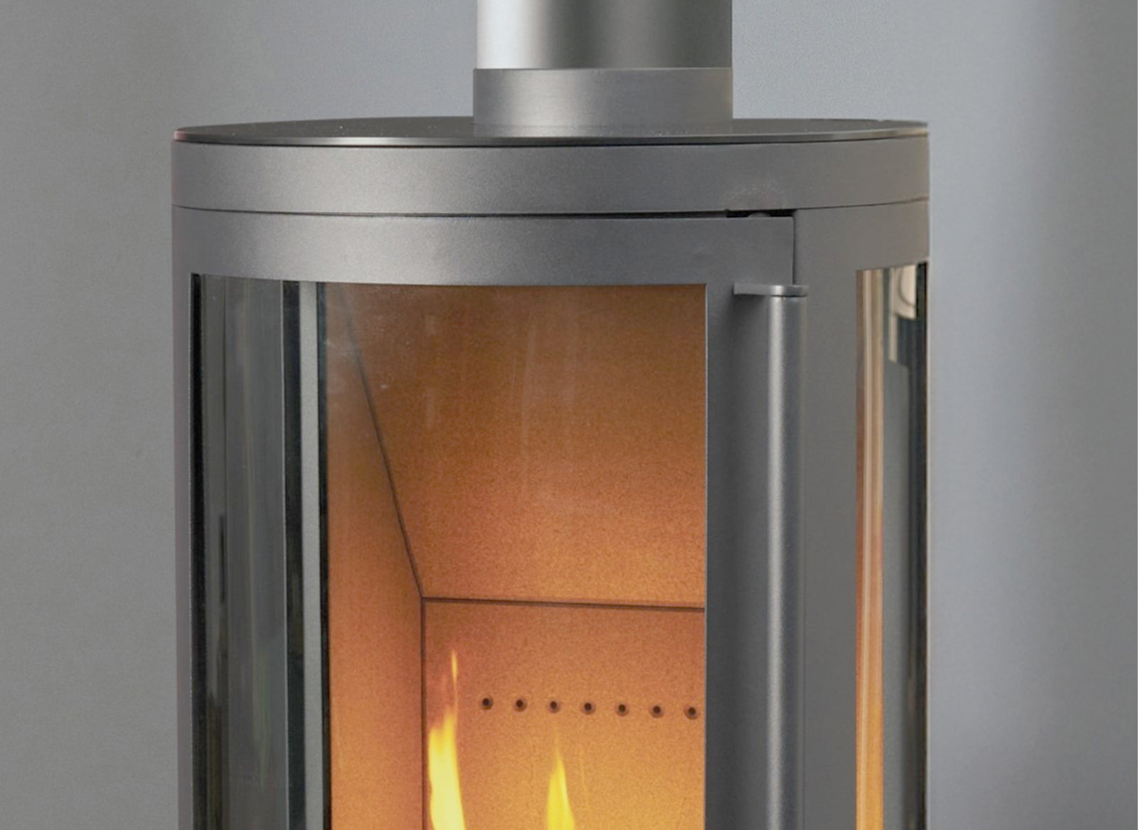Fair Fires Elegance kachel met zicht op vlammen, tegen grijze achtergrond