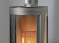 Fair Fires Elegance kachel met zicht op vlammen, tegen grijze achtergrond
