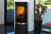 Jydepejsen Elegance Classic kachel in moderne woonkamer met brandend vuur