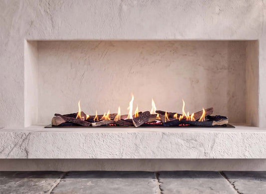Element4 BIO 140I lineaire haard met vlammen en houtblokken in een lichte stenen schouw