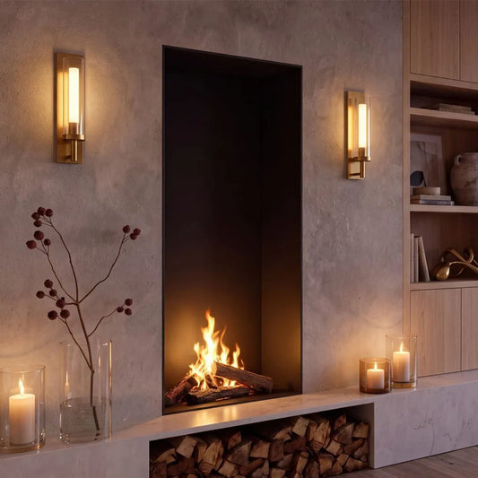 Element4 Sky Large Front Bio-haard brandt in een woonkamer, omringd door kaarsen en decoratie.