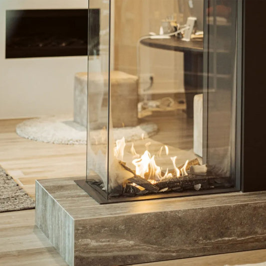 Element4 Sky Medium Roomdivider Bio brandt tussen glazen wanden in een modern interieur.