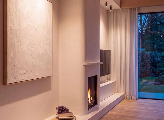 Element4 Sky Small Front Bio brandt in een moderne woonkamer naast hoge gordijnen.