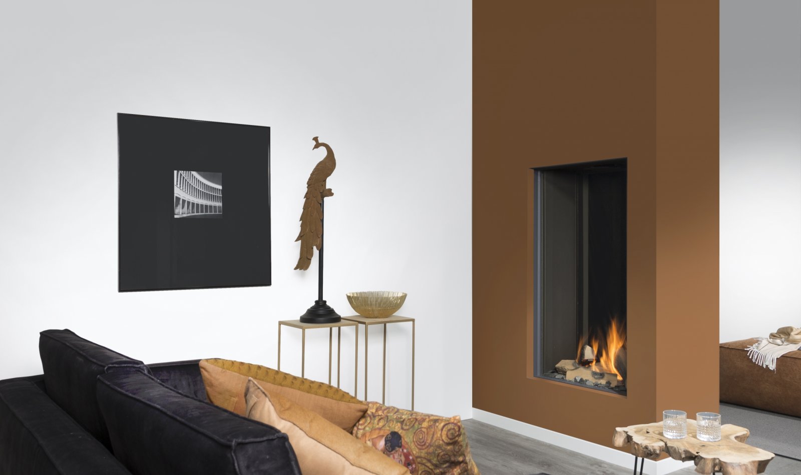 Element4 Sky Medium Front in moderne woonkamer met brandend haardvuur