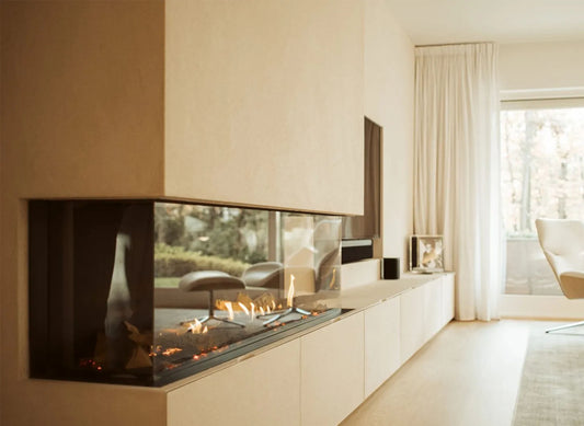 Element4 Summum 140 3-zijdig Bio ingebouwd met vlammen in een lichte, moderne woonkamer