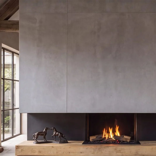 Element4 Summum 70 3-zijdig Bio-haard brandt in een moderne woonkamer naast een groot raam.