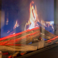 Close-up van brandende houtblokken in Element4 Tivoli 55 E