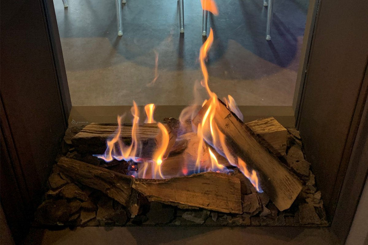 Element4 Sky Medium Tunnel met brandende houtblokken