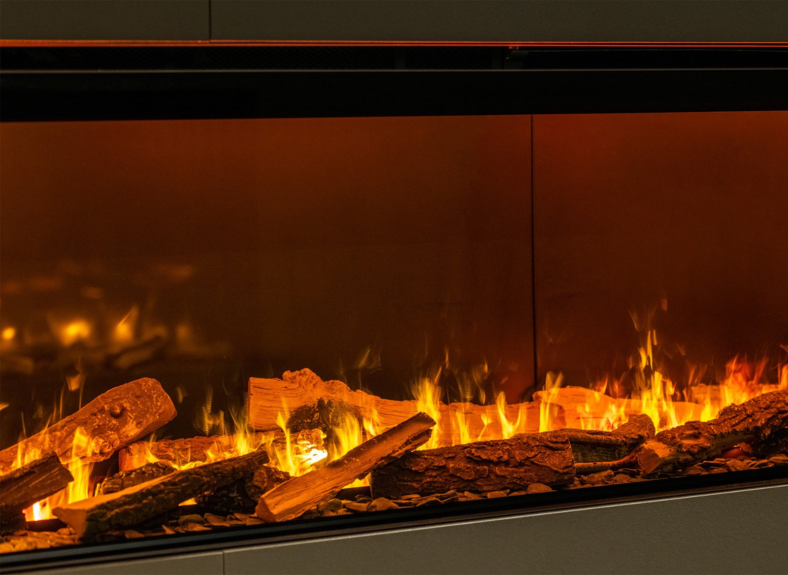 Faber e-Slim Linear 2200/450 l met vlammen en houtblokken achter glas