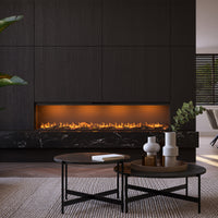 Faber e-Slim Linear 2200/450 l ingebouwd in donkere woonkamer met lange vlammen