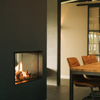 Faber MatriX Hybrid 800/500 ST ingebouwde haard met vlammen in moderne woonkamer
