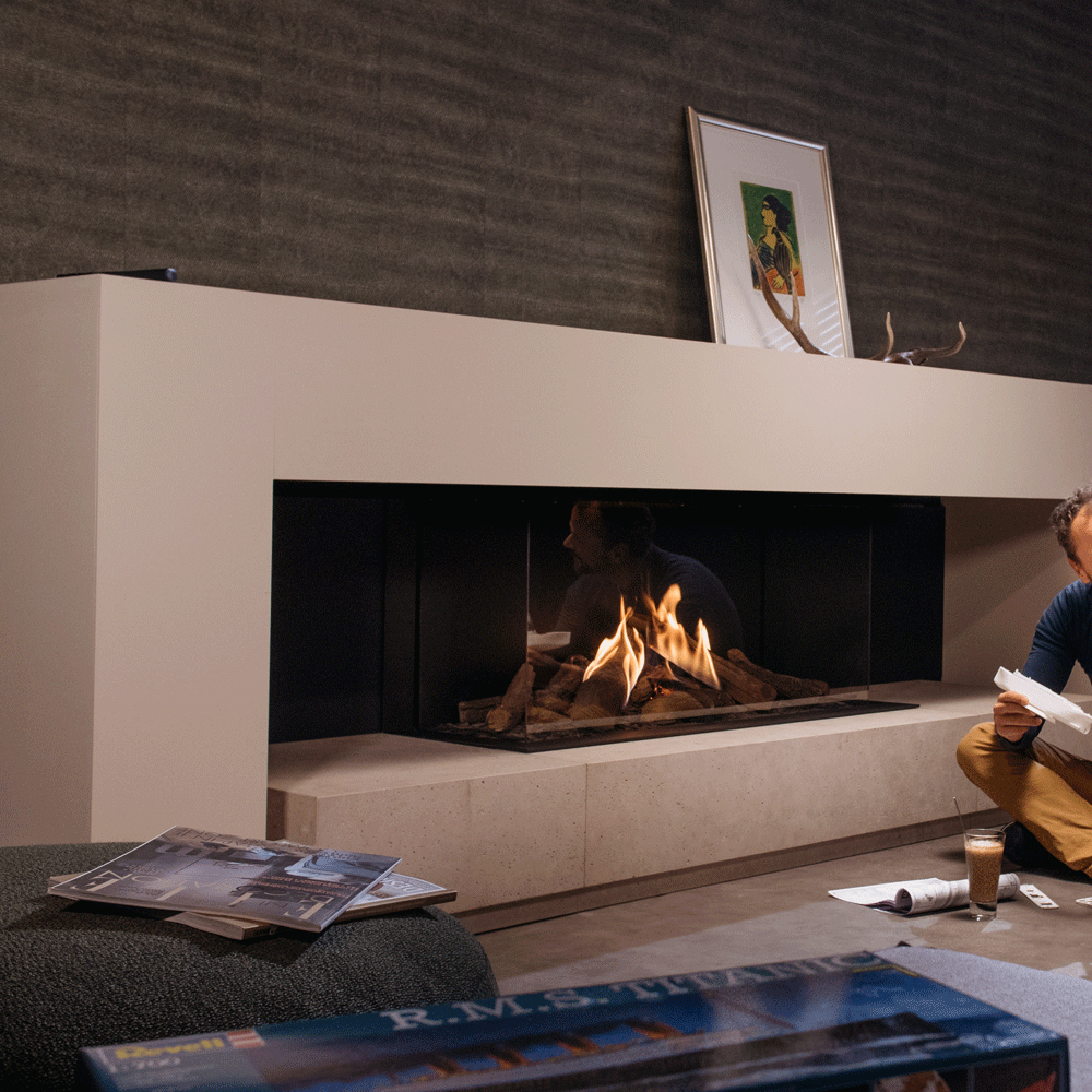 Faber Matrix 1050/500 III Driezijdig in moderne woonkamer met brandend haardvuur