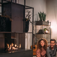 Faber Matrix 450/650 III Driezijdig haard met vlammen in modern interieur, met twee personen