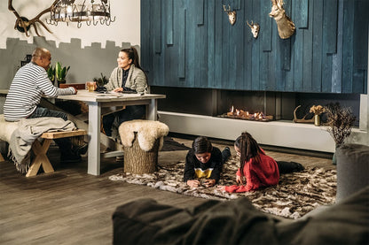 Faber Matrix 800/400 II Hoek in moderne woonkamer met brandend haardvuur