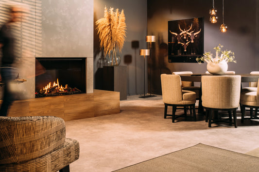 Faber Matrix Hybrid 1050/650 I Front in moderne woonkamer met brandend haardvuur