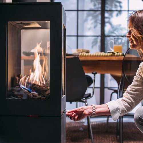 Faber Vejen plus gaskachel brandt in een moderne woonkamer