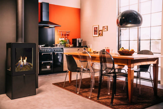 Faber Vejen plus gaskachel met brandend vuur in een moderne keuken