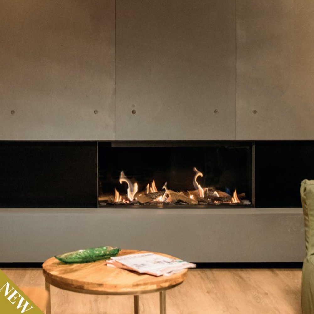 Faber MatriX 1050/400 I Front ingebouwd in woonkamer met brandend haardvuur