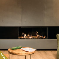 Faber MatriX 1050/400 I Front ingebouwd in woonkamer met brandend haardvuur