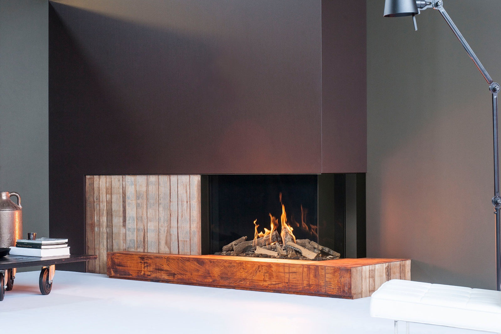 Faber Matrix 1050/650 II Hoek in moderne woonkamer met hoekhaard en vlammen