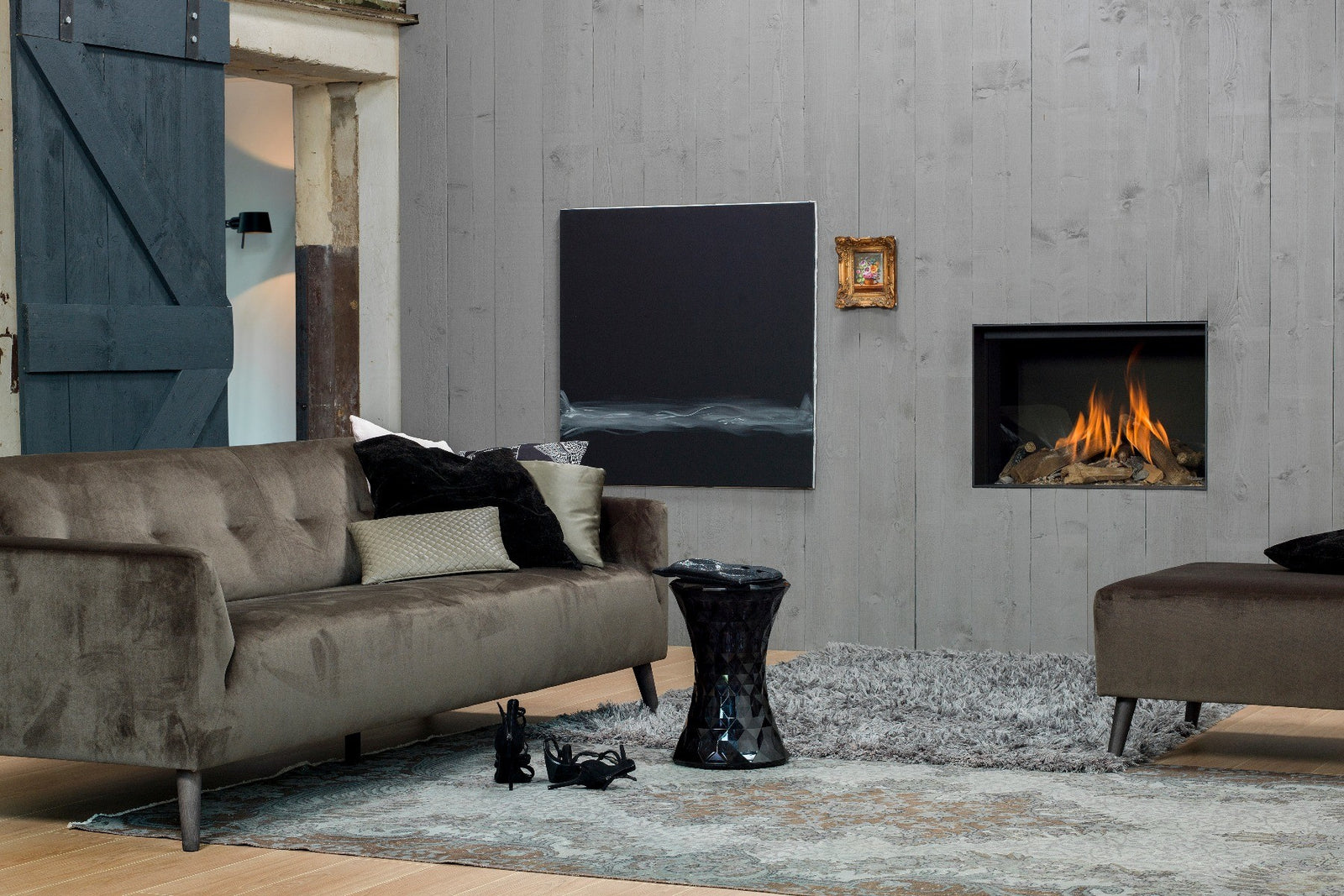 Faber Matrix 800/500 I Front ingebouwd in moderne woonkamer met vlammen