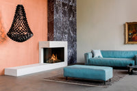 Faber Matrix 800/650 II Hoek in moderne woonkamer met brandend haardvuur