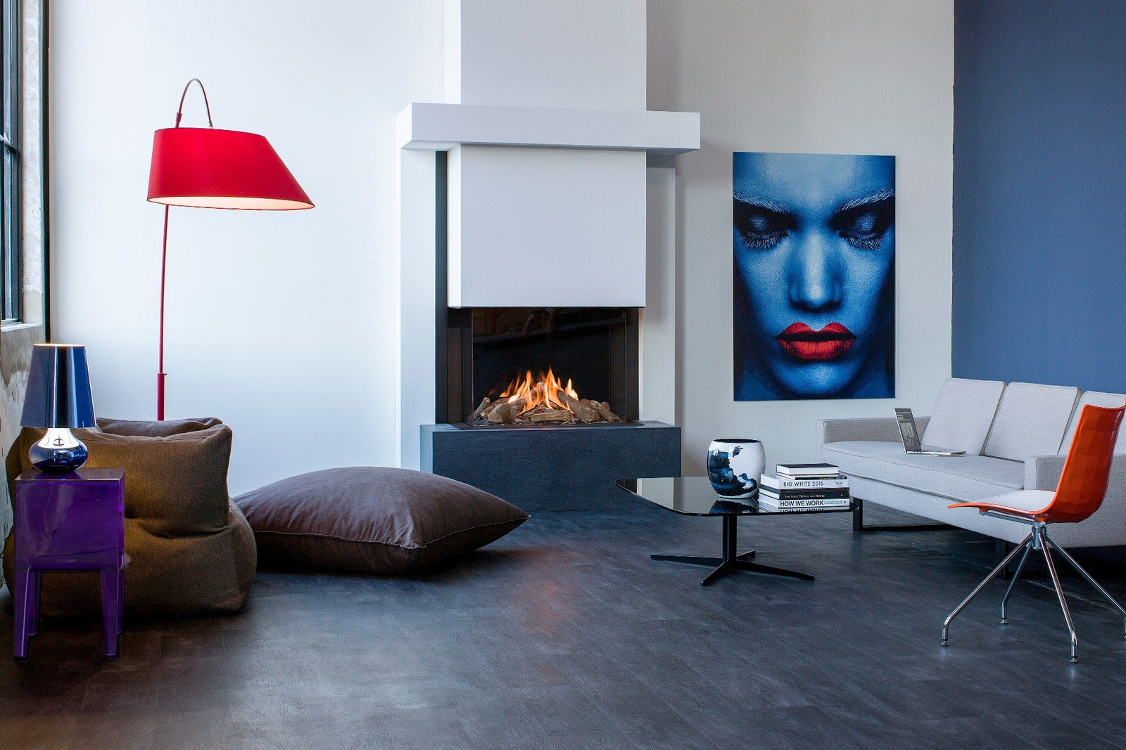 Faber Matrix 800/650 III Driezijdig in moderne woonkamer met brandend vuur