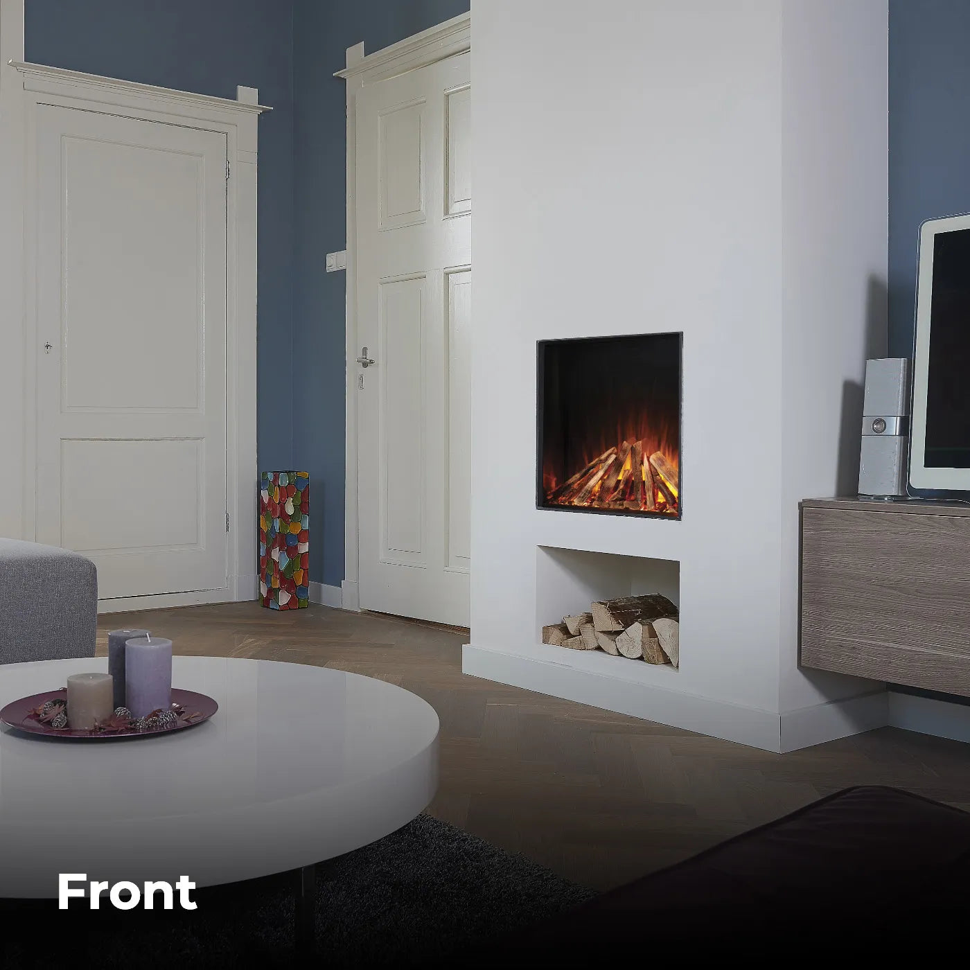 Woonkamer met de Fair Fires Tru Vizion Solution 750 ingebouwde haard in een witte muur.