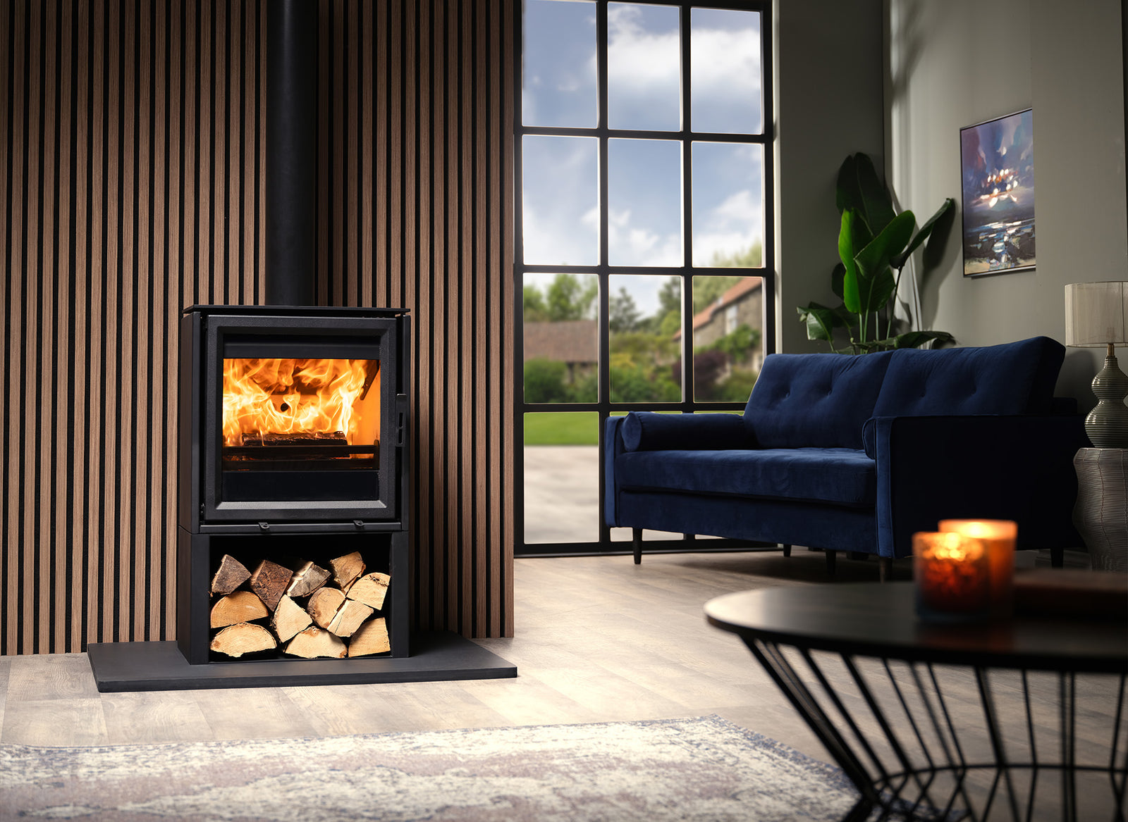 Charlton & Jenrick Fireline Ecostar 5 Wide in woonkamer met brandend vuur