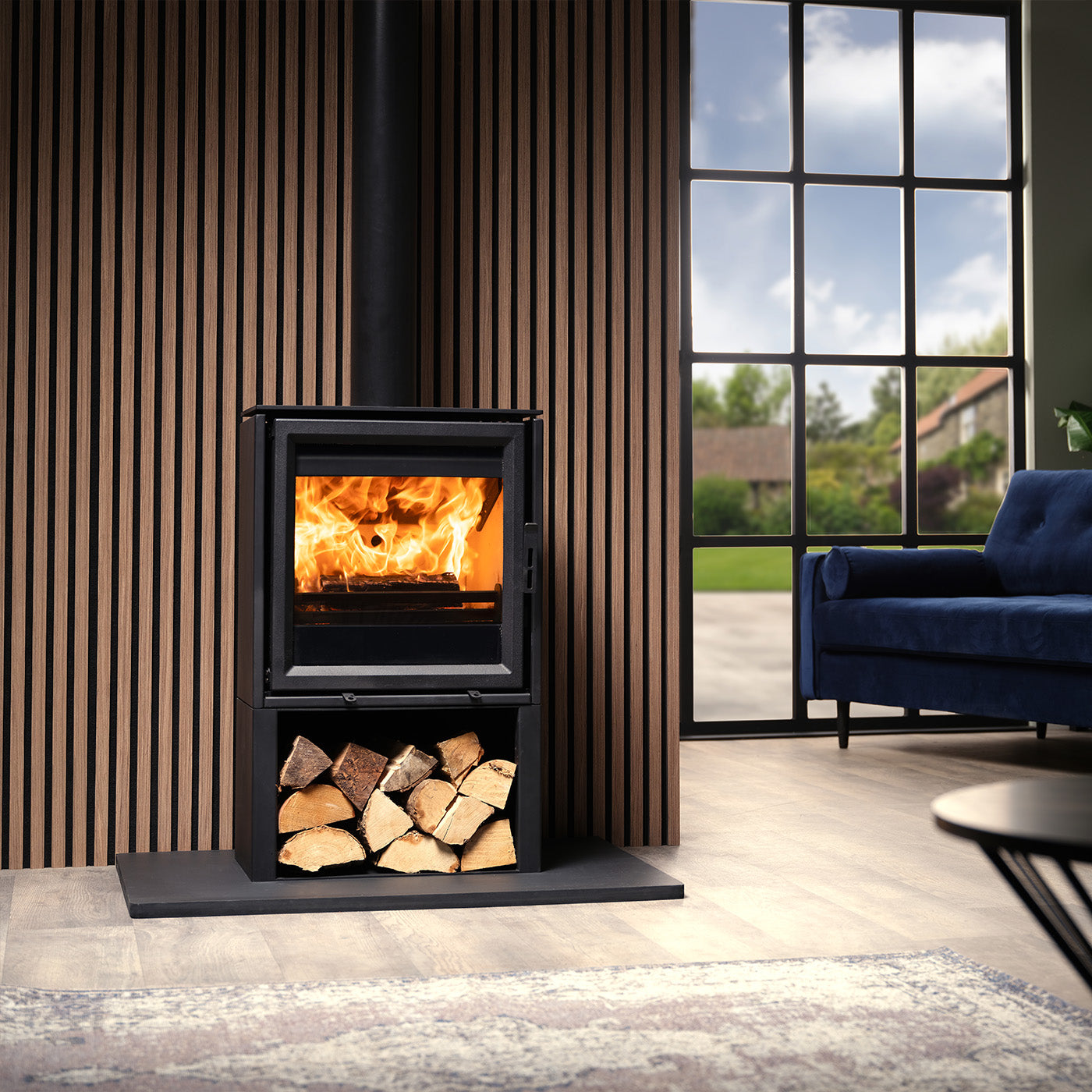 Charlton & Jenrick Fireline Ecostar 5 Wide kachel in woonkamer met brandend vuur