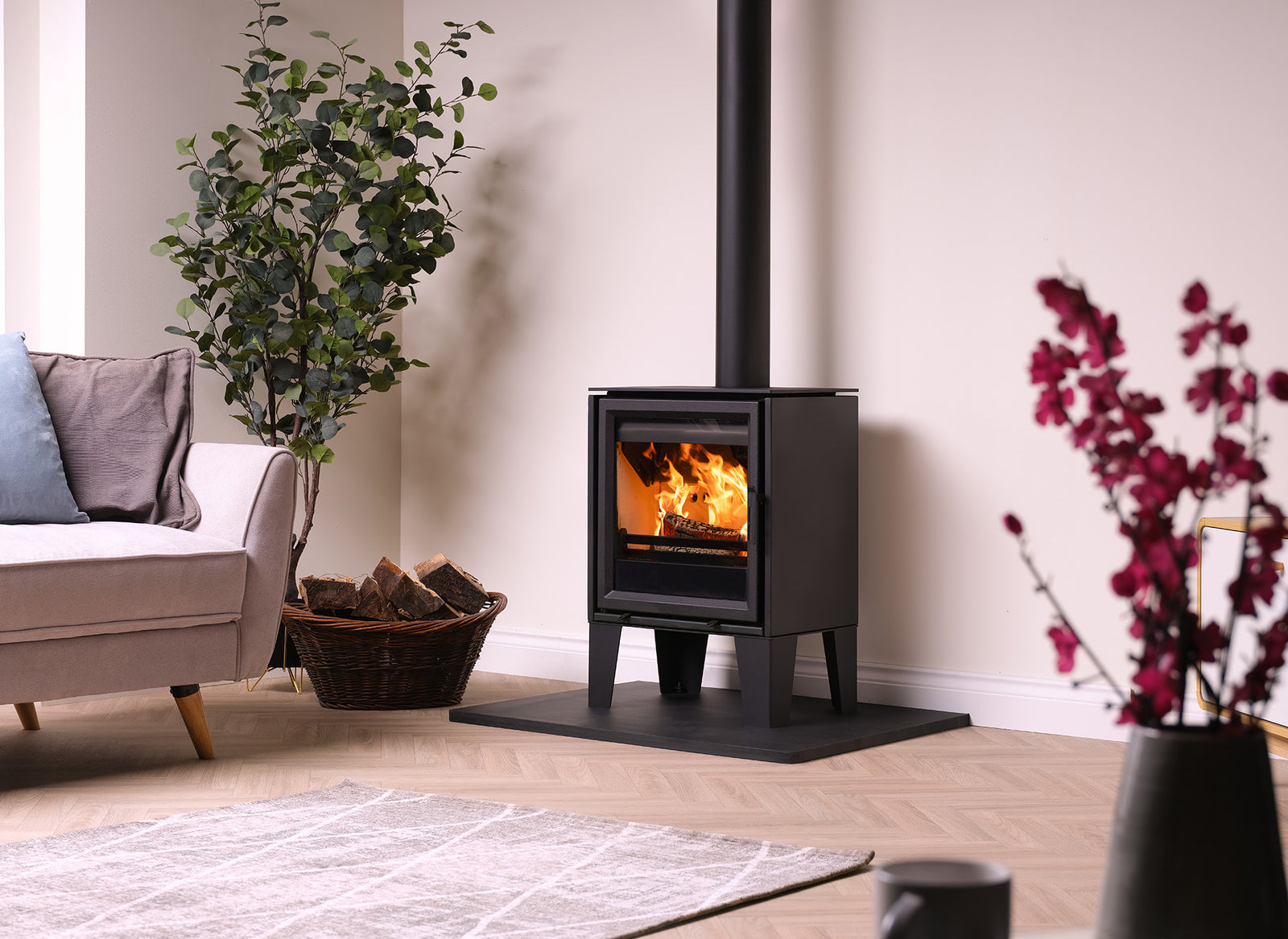 Charlton & Jenrick Fireline Ecostar 5 Wide in woonkamer met brandend vuur