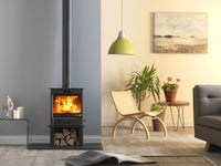 Charlton & Jenrick Fireline FQ8 in een gezellige woonkamer met brandend vuur