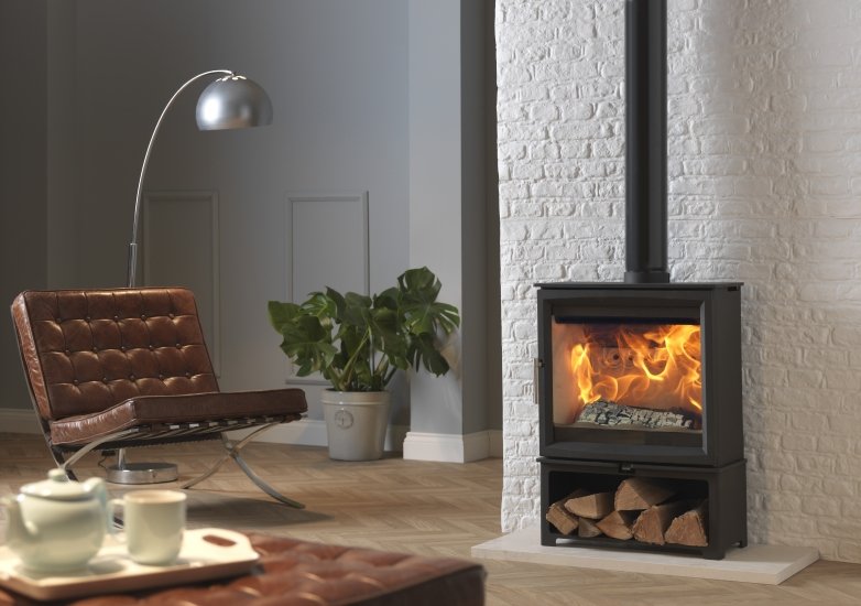 Charlton & Jenrick Fireline Woodtec 5 kW-XW extra breed in woonkamer met brandend vuur