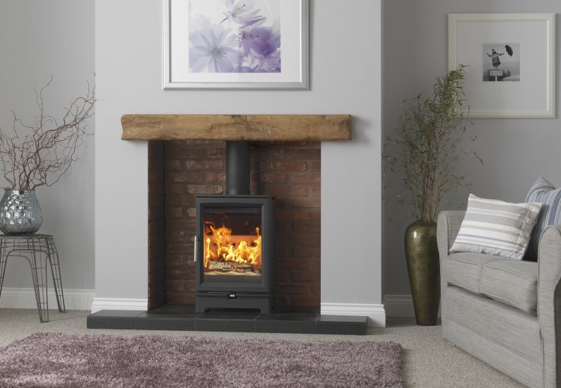 Charlton & Jenrick Fireline Woodtec 5 kW standaard in woonkamer met brandend vuur