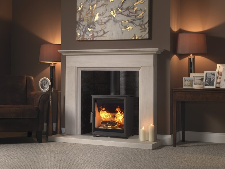 Charlton & Jenrick Fireline Woodtec 5 kW-W in een woonkamer met brandend vuur