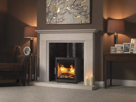 Charlton & Jenrick Fireline Woodtec 5 KW-W breed 514 mm in een sfeervolle woonkamer.