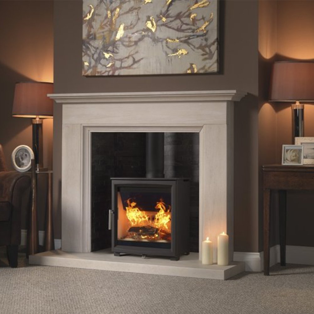 Charlton & Jenrick Fireline Woodtec 5 KW-W houtkachel in woonkamer met brandend vuur
