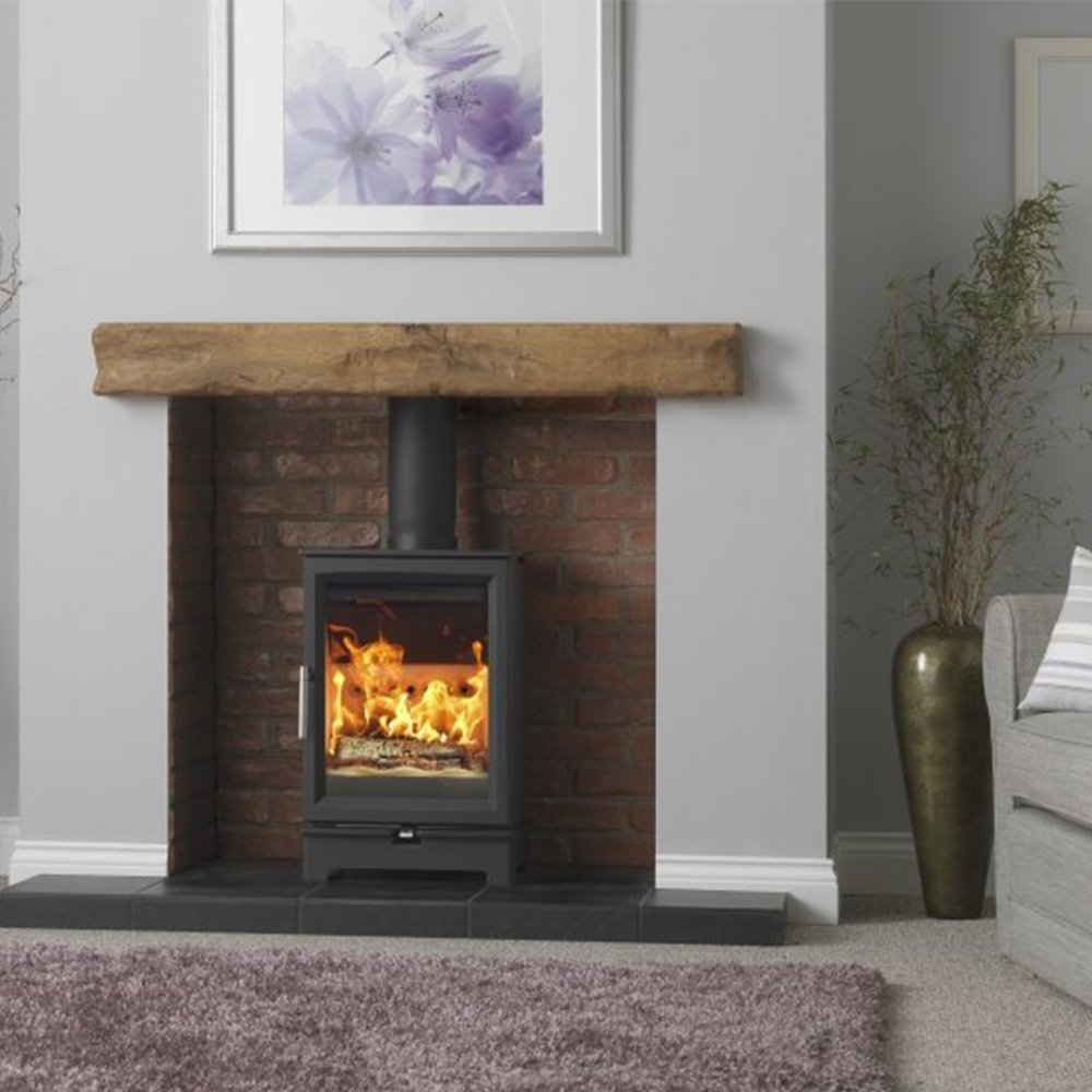 Charlton & Jenrick Fireline Woodtec 5 kW standaard haardkachel in woonkamer