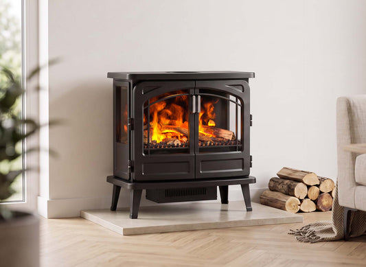 Dimplex Fortrose zwarte haardkachel met brandend vuur in een sfeervolle woonkamer