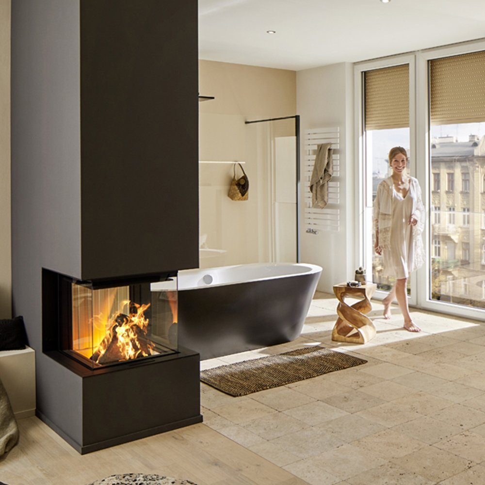 Spartherm Premium Triple 50x54x50 in moderne badkamer met brandend vuur