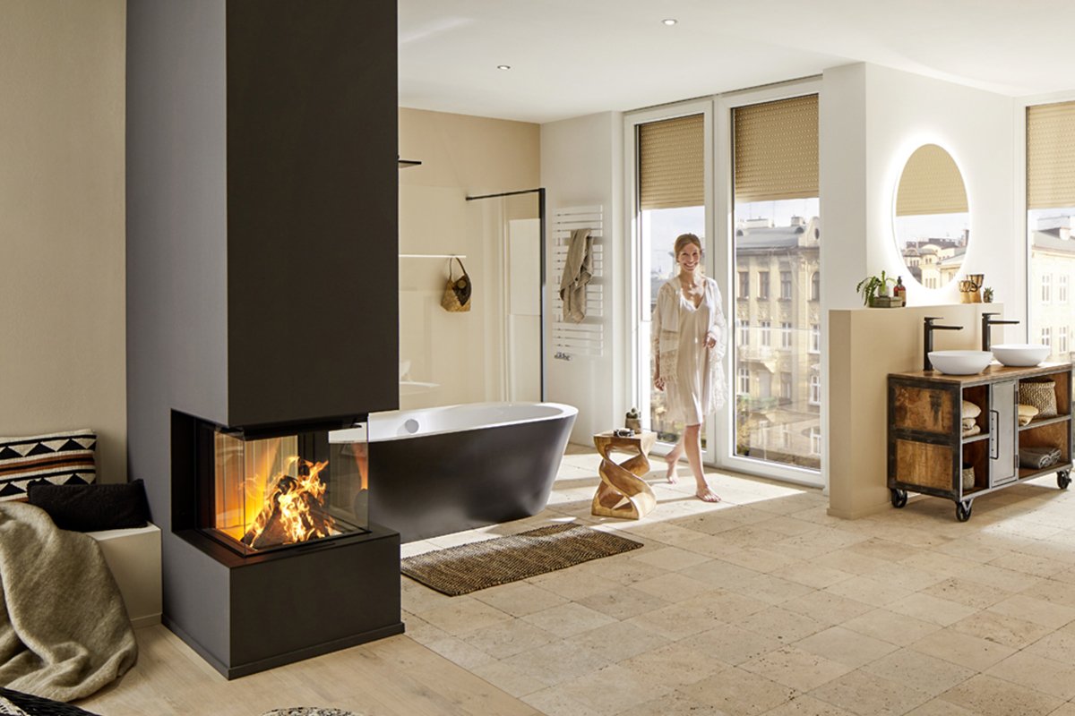 Spartherm Premium Triple 50x54x50 in een luxe badkamer met brandend haardvuur