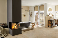 Spartherm Premium Triple 50x54x50 in een luxe badkamer met brandend haardvuur