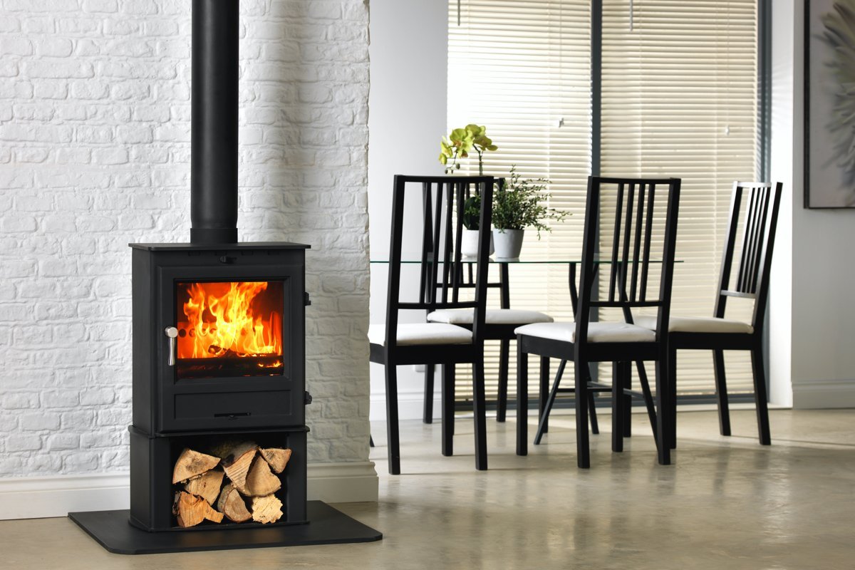 Charlton & Jenrick Fireline FP5W-4 houtkachel breed in woonkamer met brandend vuur