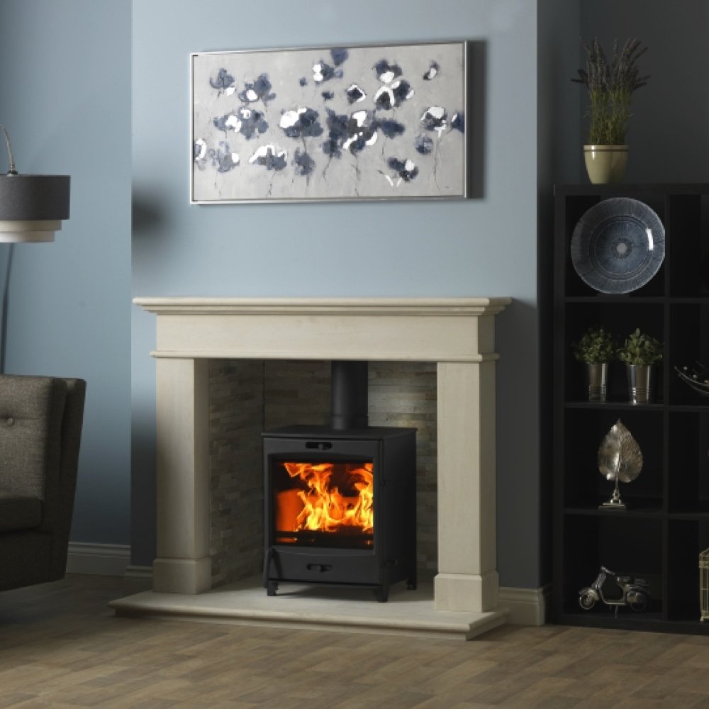 Charlton & Jenrick Fireline FQ8 in een woonkamer met brandend vuur