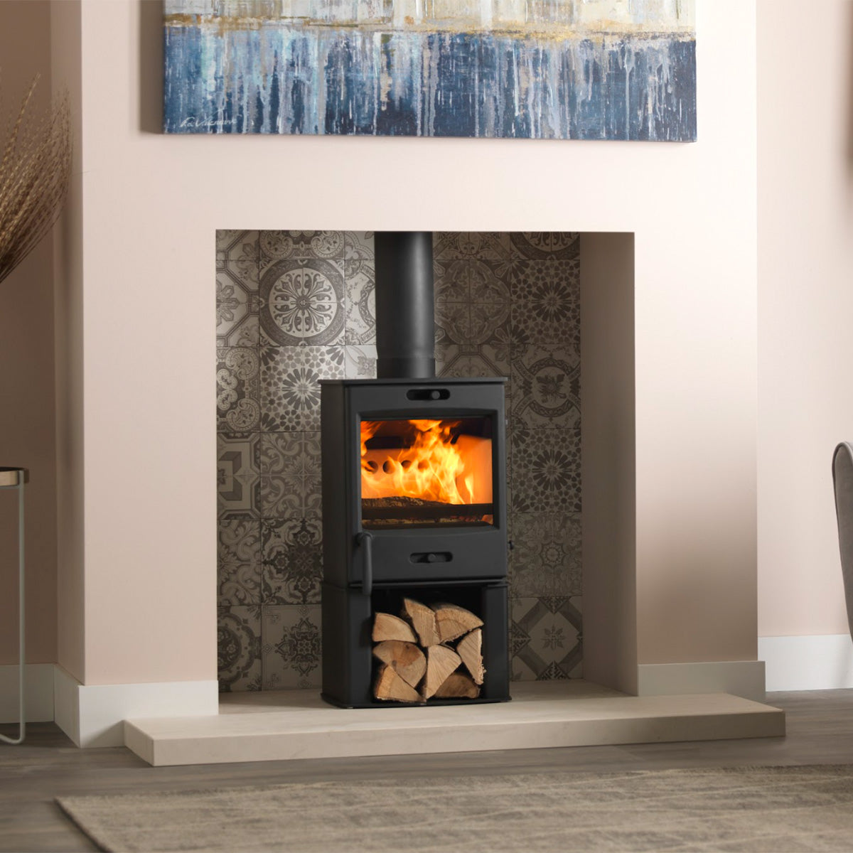 Charlton & Jenrick Fireline FQ5 houtkachel in woonkamer met brandend vuur