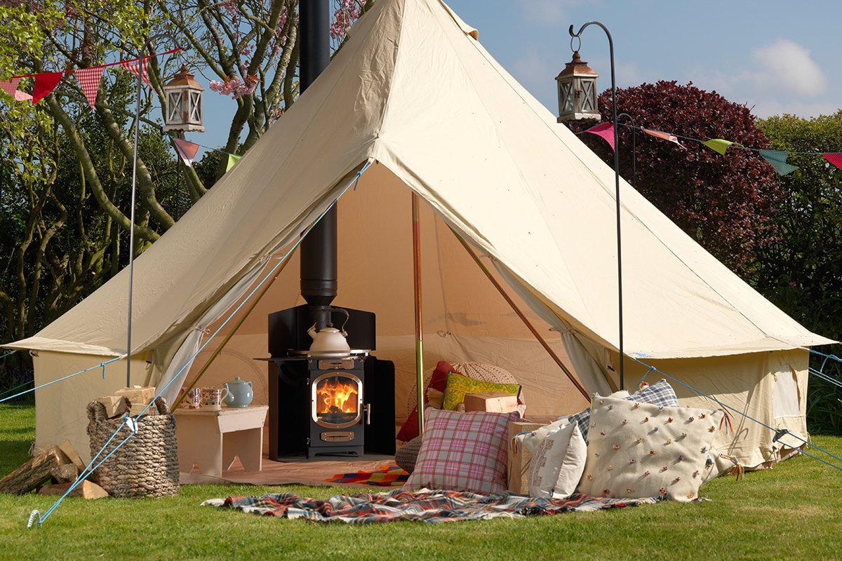 Charlton & Jenrick Go Eco Adventurer 5 Outdoor kachel in tent met brandend vuur